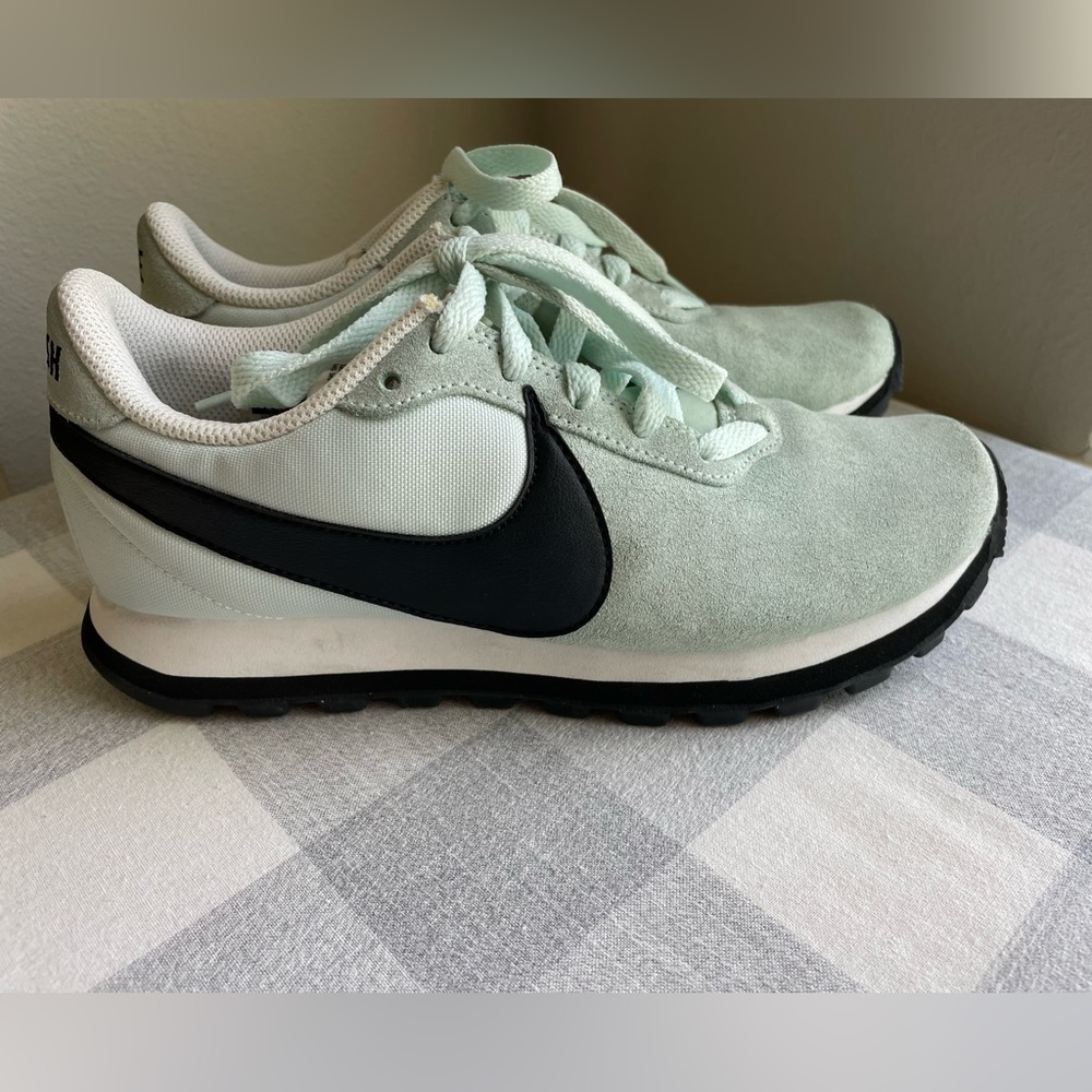 Nike Swoosh Waffle sneakers women’s size 6.5
